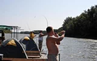 рыбалка во время сплава на плоту