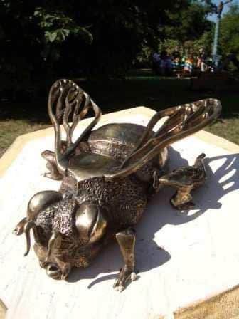 Квест Кузьминки памятник пчеле